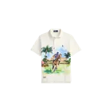 Chomba de piqué color blanco de Polo Ralph Lauren, con cuello y puños acanalados, cierre frontal de dos botones y gran estampado frontal de una escena de polo ecuestre.