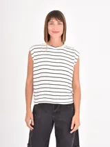 Remera sin mangas de corte holgado, con cuello redondo y diseño de rayas horizontales finas en color negro sobre fondo blanco.