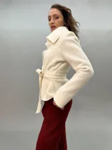 Chaqueta roja de lana merino afieltrada con teñido degradé. Tiene cuello grande y lazos para atar en la cintura.