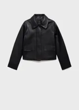 Chaqueta corta de efecto piel en color negro, con cuello de solapa, cierre frontal de botones y dos bolsillos de parche con solapa en la parte delantera. Presenta un diseño recto y forro interior.