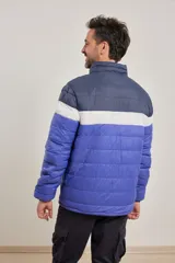Campera puffer color azul, con diseño colorblock en azul marino y blanco.