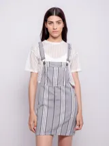 Jumper corto a rayas verticales en tonos azul y blanco, con tiras regulables, tres bolsillos y corte ajustado.