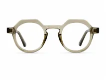 Armazón de receta con diseño geométrico semi-redondo, fabricado en material bio-based G850 y patillas de propionato de celulosa en color beige translúcido.