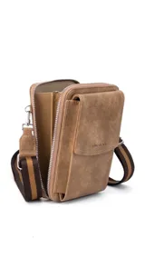 Bandolera porta celular color suela, con bolsillo frontal con tapa y cierre perimetral. Incluye correa de galón regulable y desmontable, bolsillos interiores para documentos, reparticiones para tarjetas y billetes.