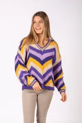 Sweater de punto con diseño de rayas en zigzag multicolor, cuello en V con detalle de hilo metalizado y mangas largas con puños acanalados.