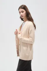 Saco cárdigan de viscosa color marrón, con cuello en V, cierre frontal de botones y diseño holgado de manga larga.
