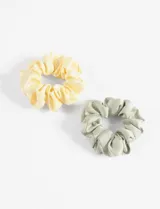 Set de dos gomitas para el pelo tipo scrunchie, una color amarillo pastel y otra color verde claro.