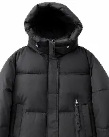Campera puffer con capucha, de diseño acolchado y silueta cómoda. Cuenta con cuello alto, cierre frontal y puños elásticos.