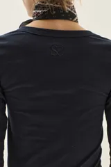 Remera de manga larga color marrón, con escote en V y calce al cuerpo.