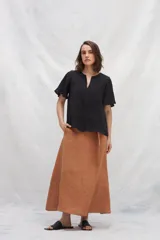 Top negro de lino con escote en V y mangas cortas amplias.