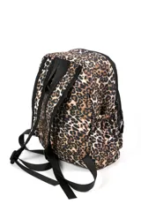 Mochila con estampado animal print de leopardo, con dos compartimentos con cierre y correas ajustables.