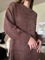 Sweater de punto color crudo con lurex, de silueta holgada y cuello redondo.