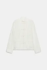 Camisa ZARA Woman Collection de hilatura con mezcla de viscosa, diseño de rayas a contraste, cuello mao y manga larga. Cuenta con bolsillos frontales aplicados y cierre frontal con alamares.