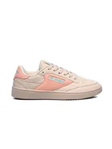 Championes Umbro modelo Rian, de diseño urbano en tonos beige y rosado, con logo de la marca en el lateral y suela de goma texturizada.