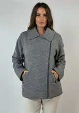 Campera estilo motoquera confeccionada en paño de lana color gris oscuro, con cuello solapa asimétrico y cierre frontal con cremallera metálica.