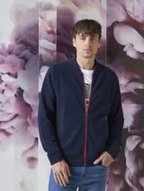 Campera bomber azul marino con cierre frontal y cuello, puños y cintura acanalados.