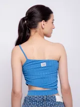 Top negro de punto con un solo tirante y corte en la cintura.