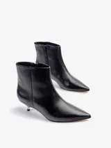 Botineta de cuero vacuno en color negro, con diseño en punta y taco kitten heel.