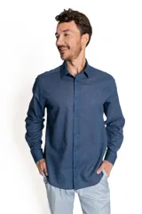 Camisa de vestir azul de lino y algodón, de manga larga y corte clásico.