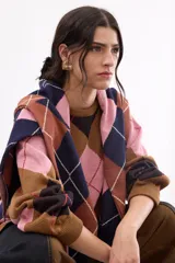 Sweater holgado con diseño de rombos en tonos marrón, negro y rosado, con detalles de lurex en las líneas divisorias. Presenta cuello redondo, mangas largas con puños acanalados y un corte relajado.