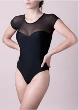 Body negro con diseño combinado de tela opaca y mangas cortas de red semitransparente superior.