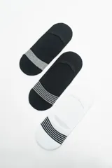 Pack de tres pares de medias invisibles, una blanca con rayas negras, una negra con rayas grises y una negra con una banda gris.