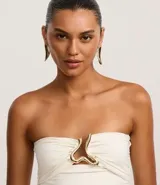 Blusa sin breteles color blanco, confeccionada en microfibra, con escote corazón con cutout, aviamento metalizado y fruncidos.