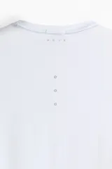 Remera deportiva de running en color blanco, confeccionada en tejido funcional DryMove™ de corte estándar con cuello redondo, detalles reflectantes y aberturas laterales en el bajo.