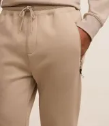 Pantalón deportivo masculino liso color negro, con ajuste elástico en la cintura y bolsillos laterales.