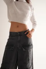 Pantalón jean cargo wide leg color gris oscuro, de tiro medio/bajo con pierna y bota ancha. Tiene cuatro bolsillos grandes en las piernas y largo a los tobillos.