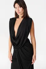 Vestido largo de fiesta color verde oliva, con escote profundo drapeado y falda con frunces laterales que aportan movimiento y caída fluida.