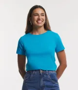 Remera básica de manga corta y cuello redondo, confeccionada en algodón suave. Presenta un diseño liso y corte clásico.