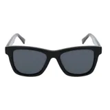 Lentes de sol INVU modelo IP22405A, de marco cuadrado negro y lentes polarizadas grises.