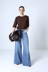 Camiseta marrón de manga corta con cuello redondo.