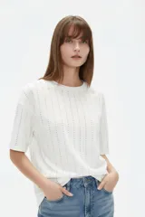 Remera negra de algodón con cuello redondo, mangas cortas y diseño holgado, decorada con líneas verticales de strass.