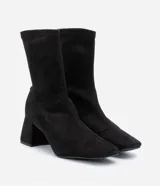 Bota de caña corta tipo media marca Satinato, color negro, con punta cuadrada y tacón grueso de altura media, confeccionada en material textil elástico sin cierre.
