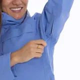 Campera impermeable con capucha, color azul, con cierre frontal completo, bolsillos laterales y bolsillo en el pecho. Presenta un diseño técnico con costuras selladas, ideal para actividades al aire libre y uso urbano.