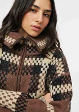 Campera de tejido de punto con diseño de cuadros, cuello alto y cierre frontal completo.