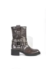 Bota corta color marrón con hebillas metálicas, caña media y taco bajo.