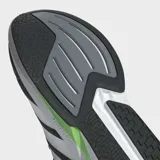 Championes de running Adidas modelo Duramo Speed 2, color negro con las tres tiras en plateado y detalles en verde lima. Cuentan con una parte superior de malla técnica transpirable, amortiguación Lightstrike ligera y suela de TPU y caucho para mayor tracción.