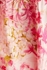 Vestido largo de algodón color rosa con estampado floral, cuello mao, mangas globo cortas, cinturón fino extraíble y falda acampanada con fruncido escalonado.