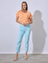 Pantalón de vestir verde esmeralda, de corte recto, con bolsillos laterales y traseros.