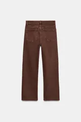 Jeans de tiro alto con diseño cropped flare, confeccionados en denim azul con acabado desgastado. Presentan cinco bolsillos, cierre frontal con cremallera y botón metálico, y bajo con terminación sin costuras.