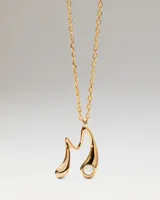 Collar de oro con cadena de eslabones y colgante en forma de letra M con un detalle de circonia incrustada.