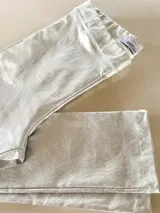 Pantalón chupín elastizado color plata con acabado metalizado y elástico en la cintura, de la marca Bartola.
