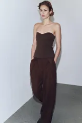 Top tipo corset de color negro con escote corazón y diseño strapless.