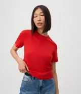 Remera básica Cortelle de ribana en color rojo, con mangas cortas y cuello redondo ajustado.