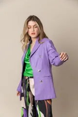 Blazer entallado de cuero color lavanda, con cuello y solapa, bolsillos ojal delanteros y doble hilera de botones metálicos decorativos.