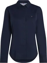 Camisa de manga larga Tommy Hilfiger de color azul marino, confeccionada en mezcla de algodón. Presenta cuello con botones, cierre con botones, logo de Tommy Hilfiger bordado en el pecho y corte regular.