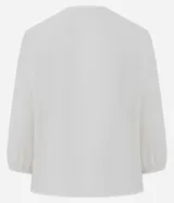 Blusa tipo bata de viscosa color blanco crudo, con cuello en V, volados frontales y mangas largas con puños elásticos. Confeccionada en tejido con textura crinkle de la marca Marfinno.